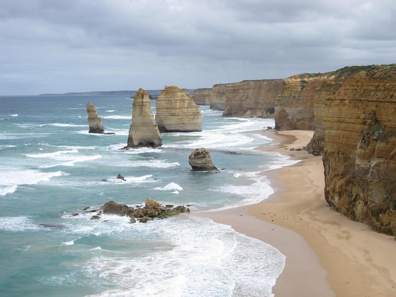Skały Dwunastu Apostołów, klify, plaża i wzburzony ocean w Australii.