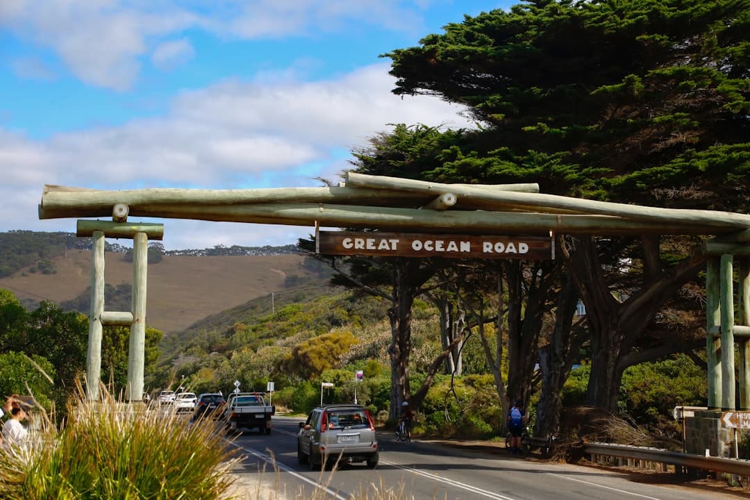 Ikoniczna drewniana brama Great Ocean Road, samochody, australijski krajobraz.