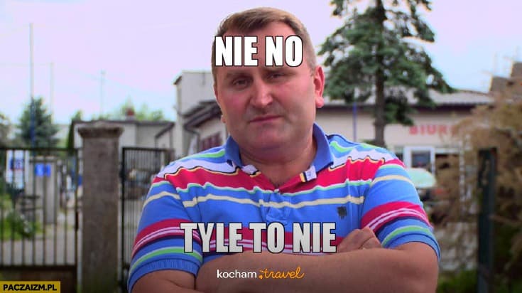 Mężczyzna z mema NIE NO TYLE TO NIE w pasiastym polo.