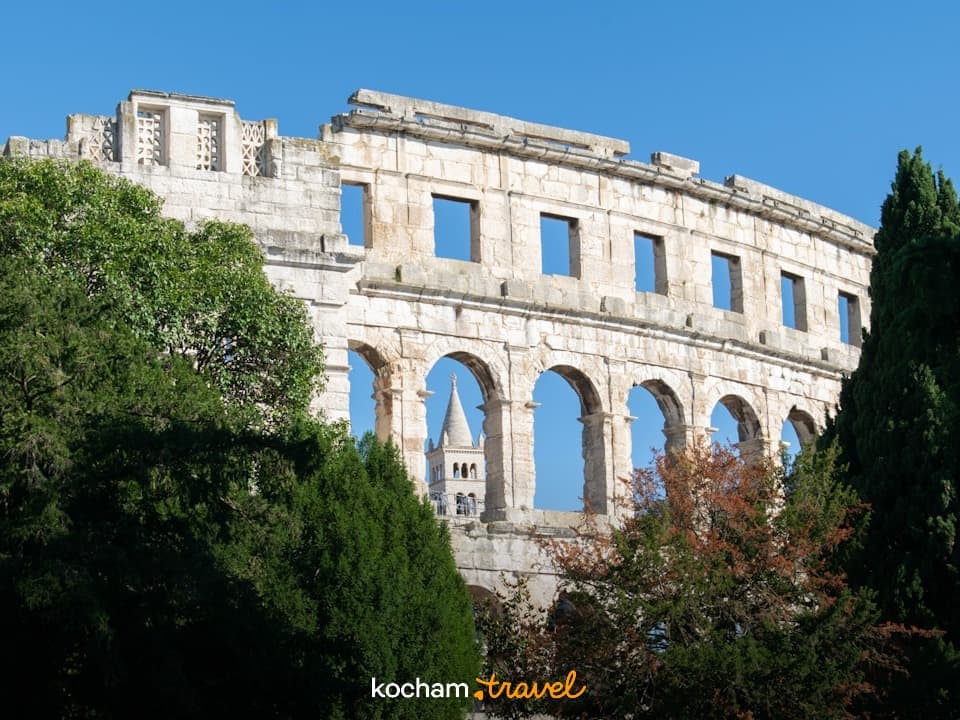 Rzymski amfiteatr Pula, Chorwacja, starożytna architektura, błękitne niebo.