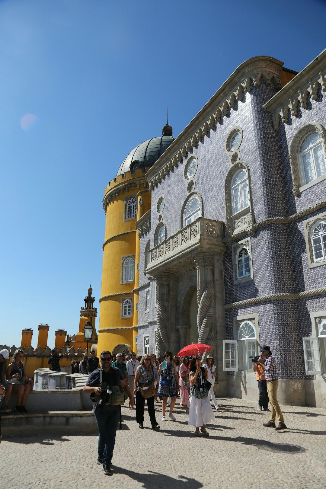 Pałac Pena w Sintrze, Portugalia: kolorowa fasada, żółta wieża, turyści.