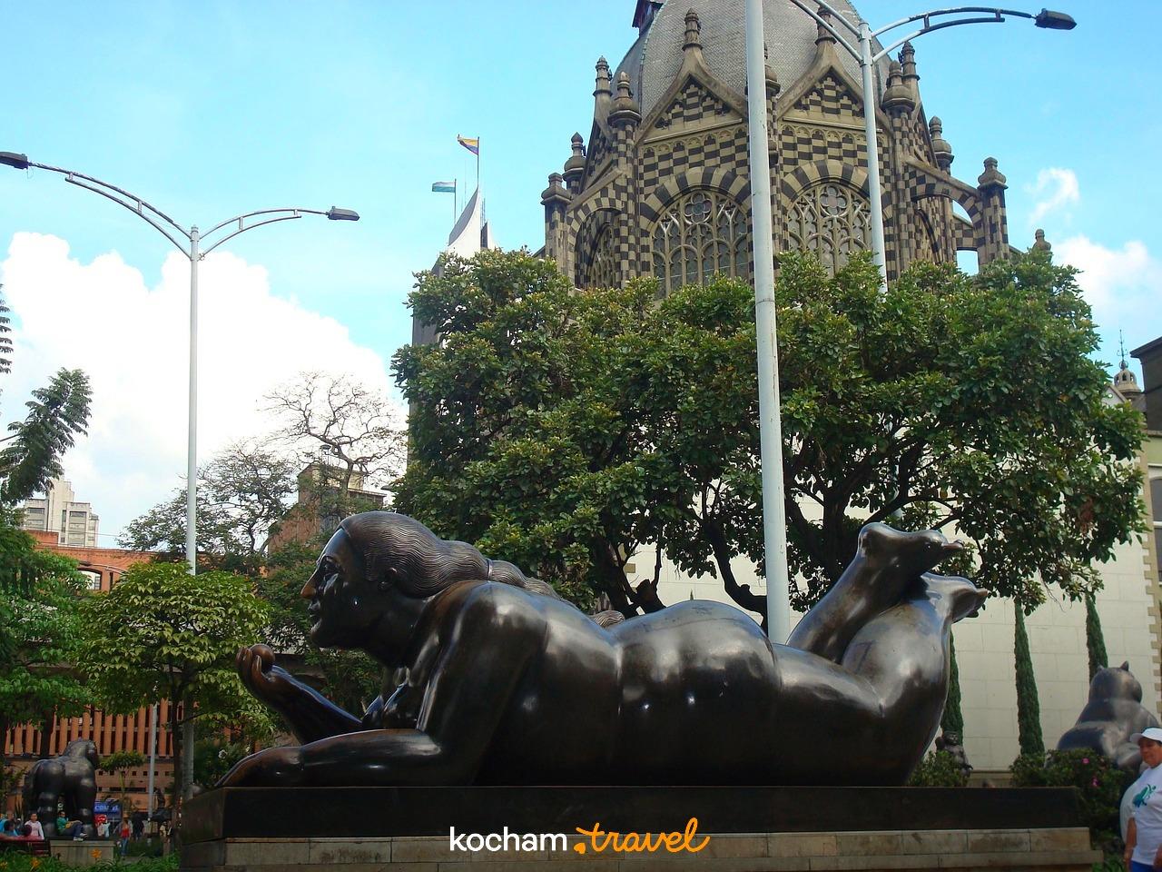 Słynna rzeźba Botero na Placu Botero, Medellín, Kolumbia, z pałacem
