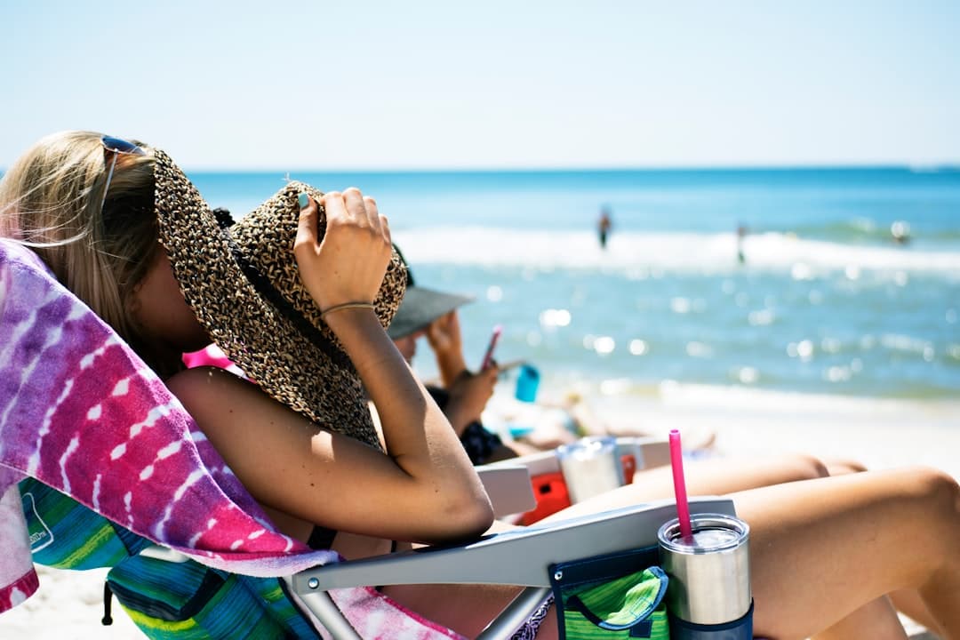 Relaks na plaży, kobieta w kapeluszu, ocean.