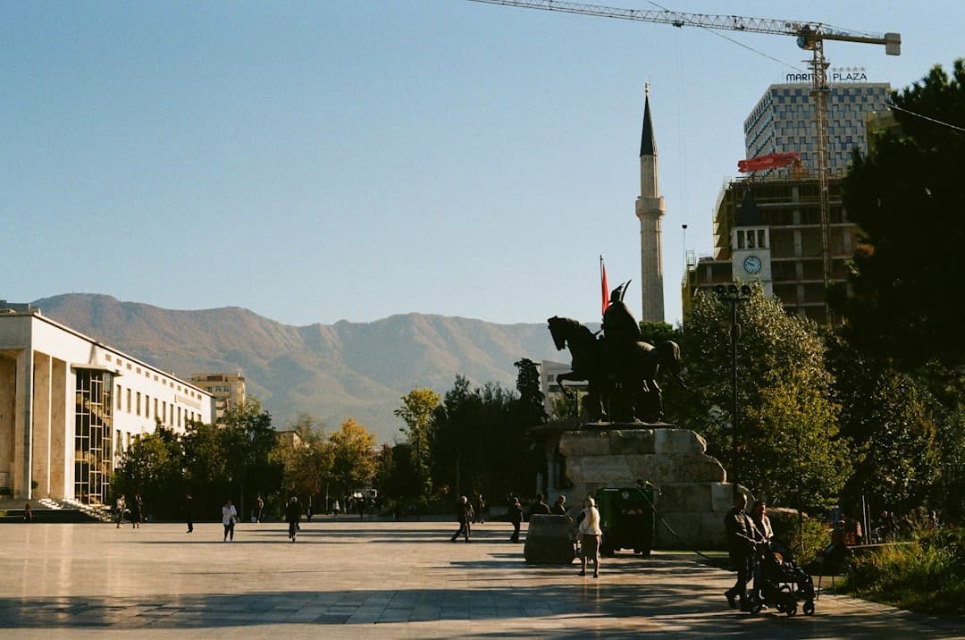Pomnik Skanderbega, minaret meczetu, góry w słonecznej Tiranie, Albania.