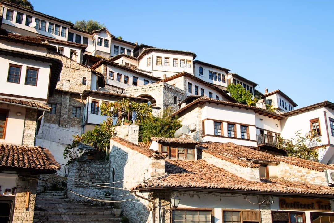 Tradycyjne białe domy na stromym wzgórzu w Berat, Albania.