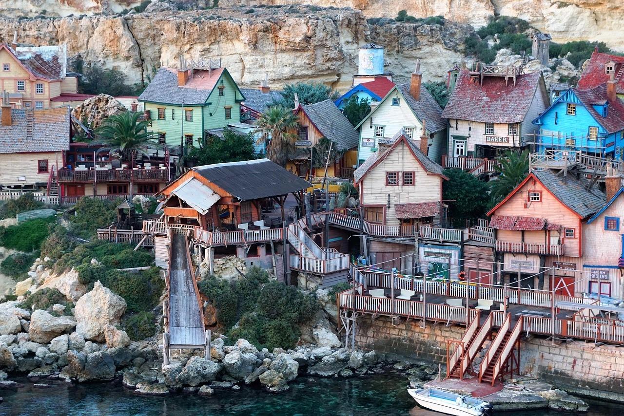 Maltańska Wioska Popeye, bajkowe domki, skaliste wybrzeże, turkusowe morze