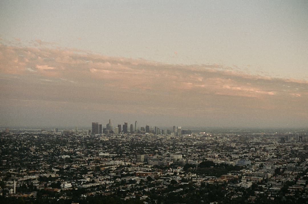 Miejski krajobraz Los Angeles ze skyline'em wieżowców o zmierzchu.