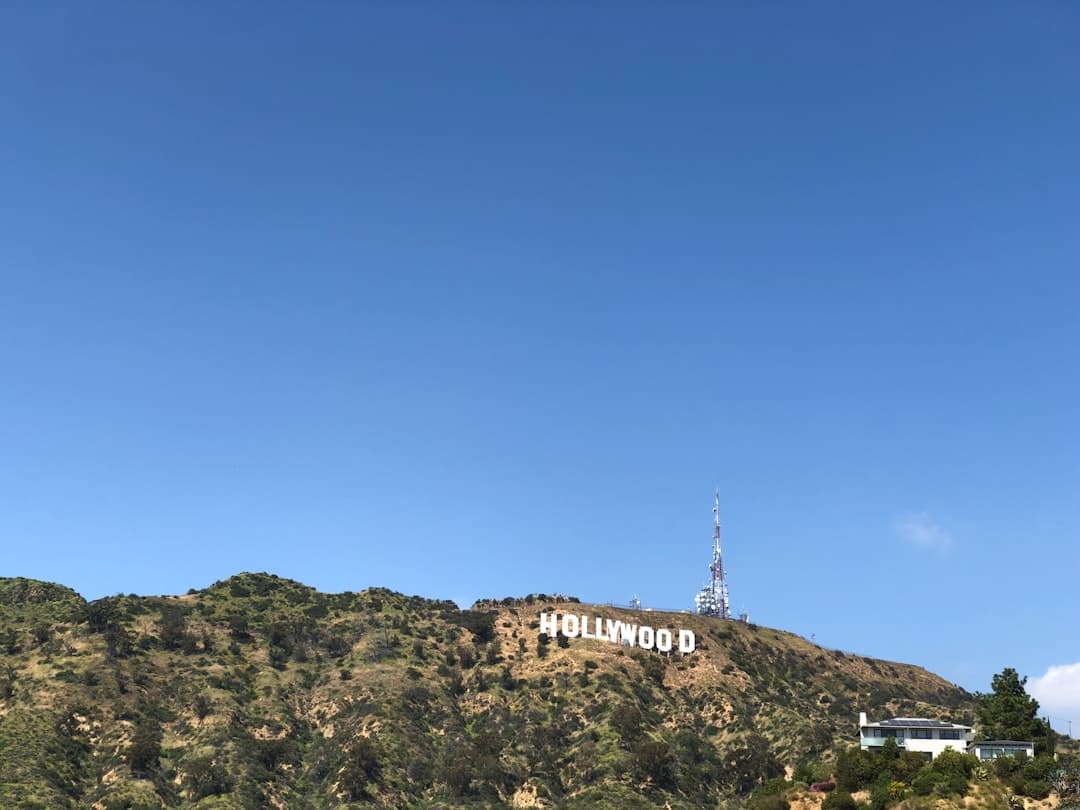 Słynny znak Hollywood na zielonym wzgórzu w Los Angeles.