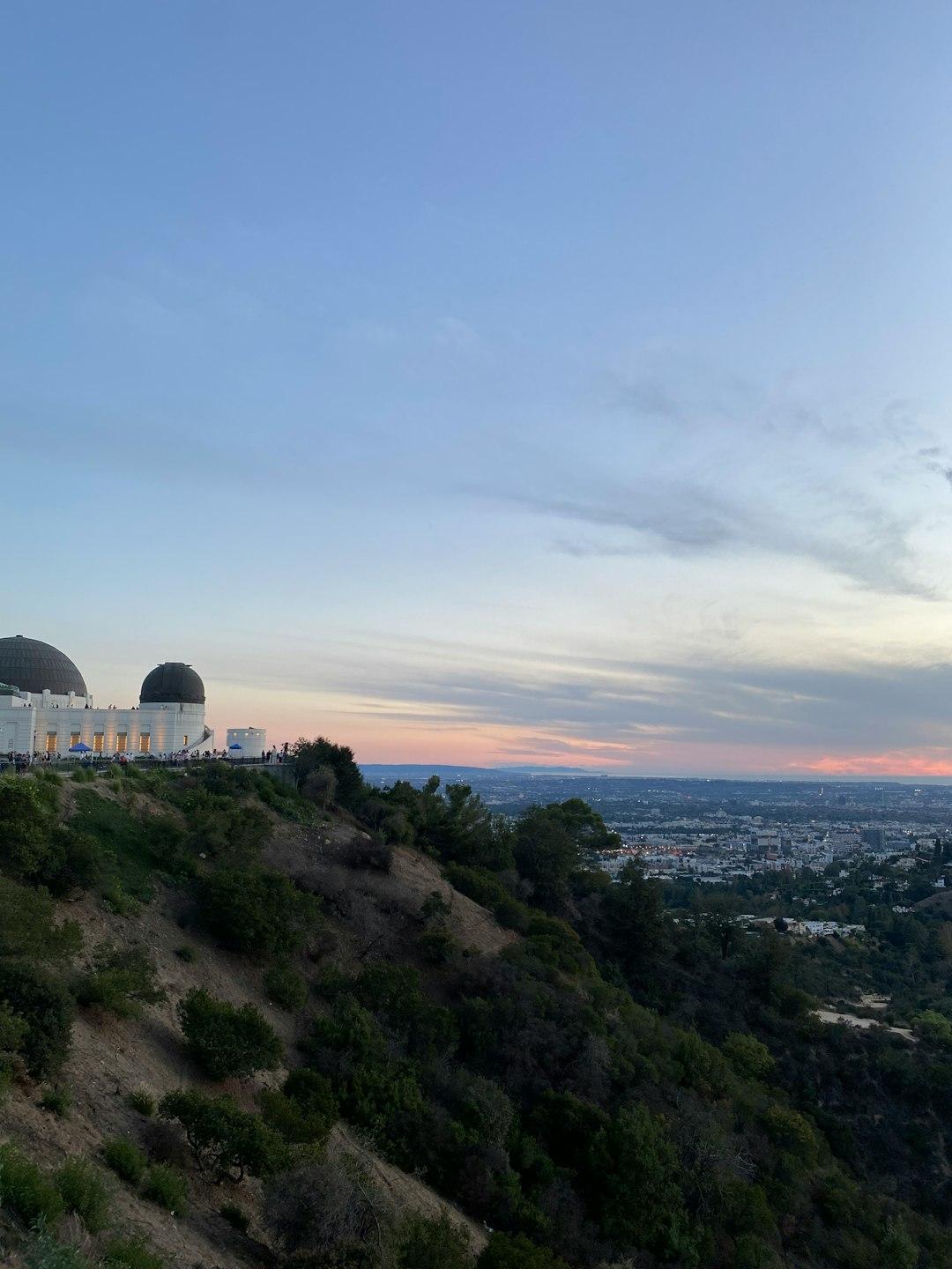Obserwatorium Griffitha na wzgórzu z widokiem na Los Angeles o zmierzchu.