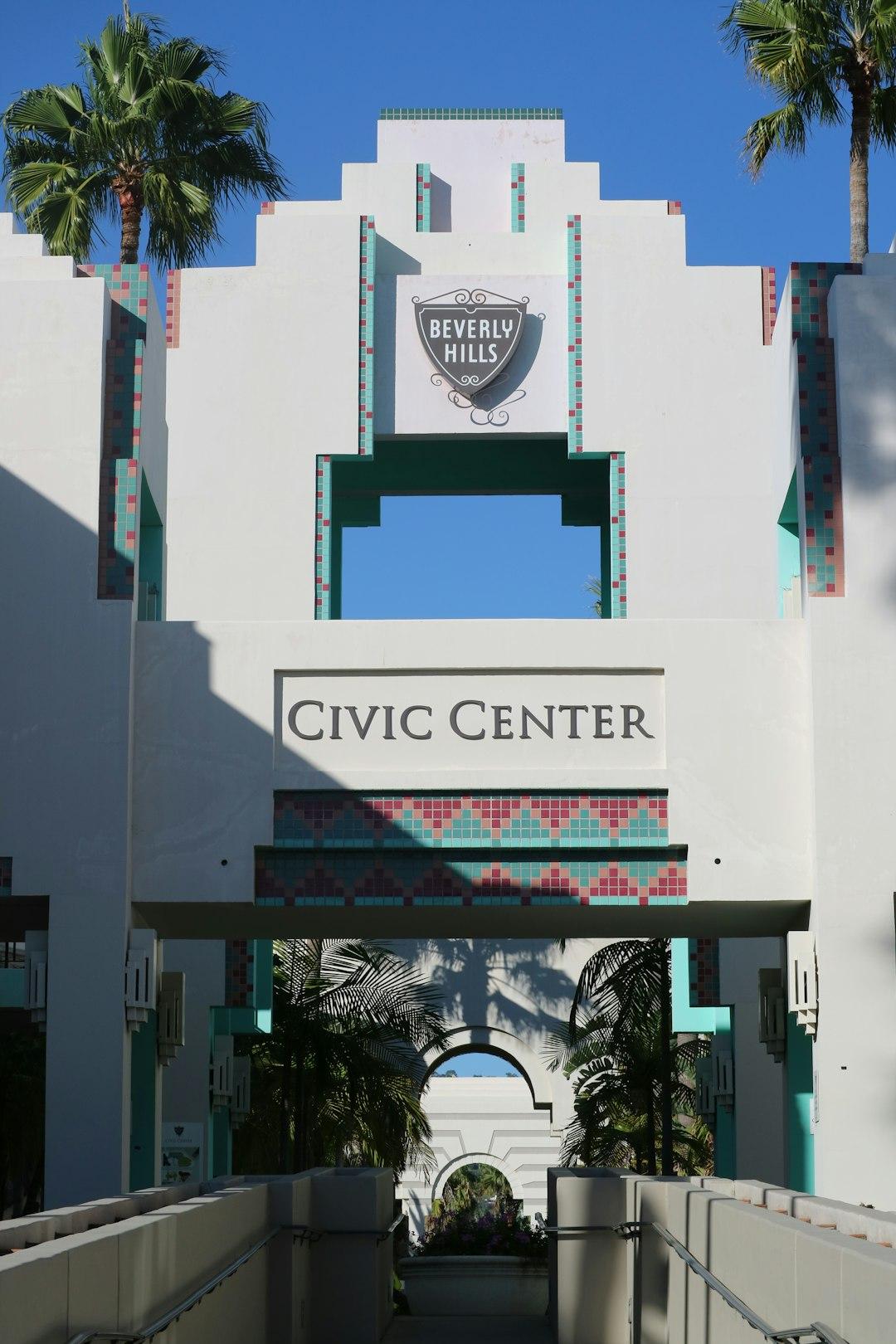 Brama Beverly Hills Civic Center w stylu Art Deco z palmami.