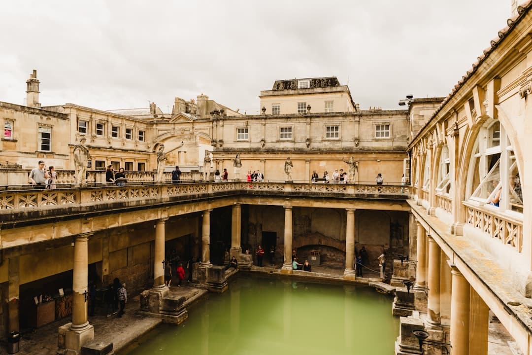 Rzymskie łaźnie w Bath, zwiedzanie i architektura.