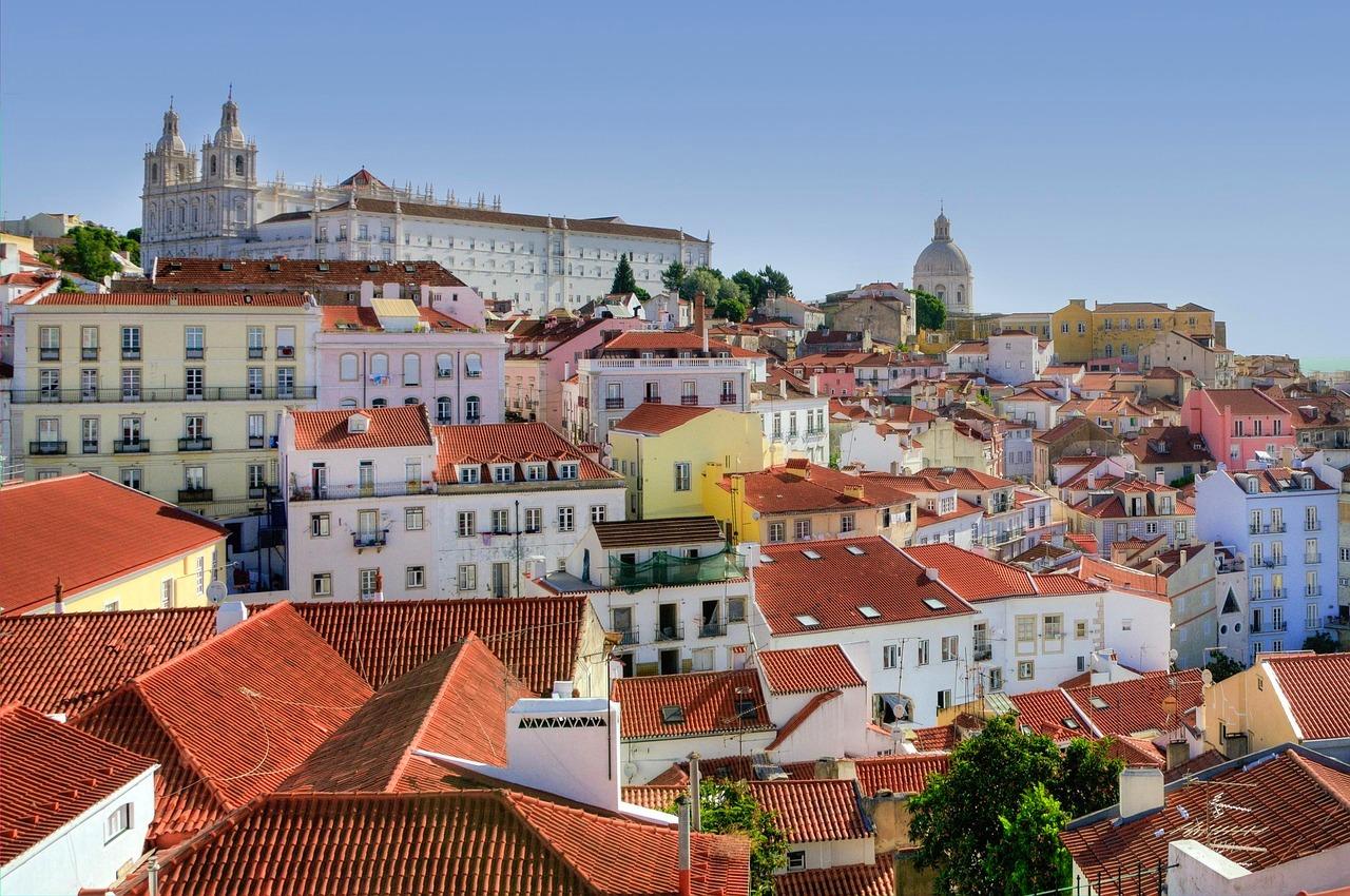 Lizbona panorama, kolorowe budynki, czerwone dachy, zabytkowa architektura.