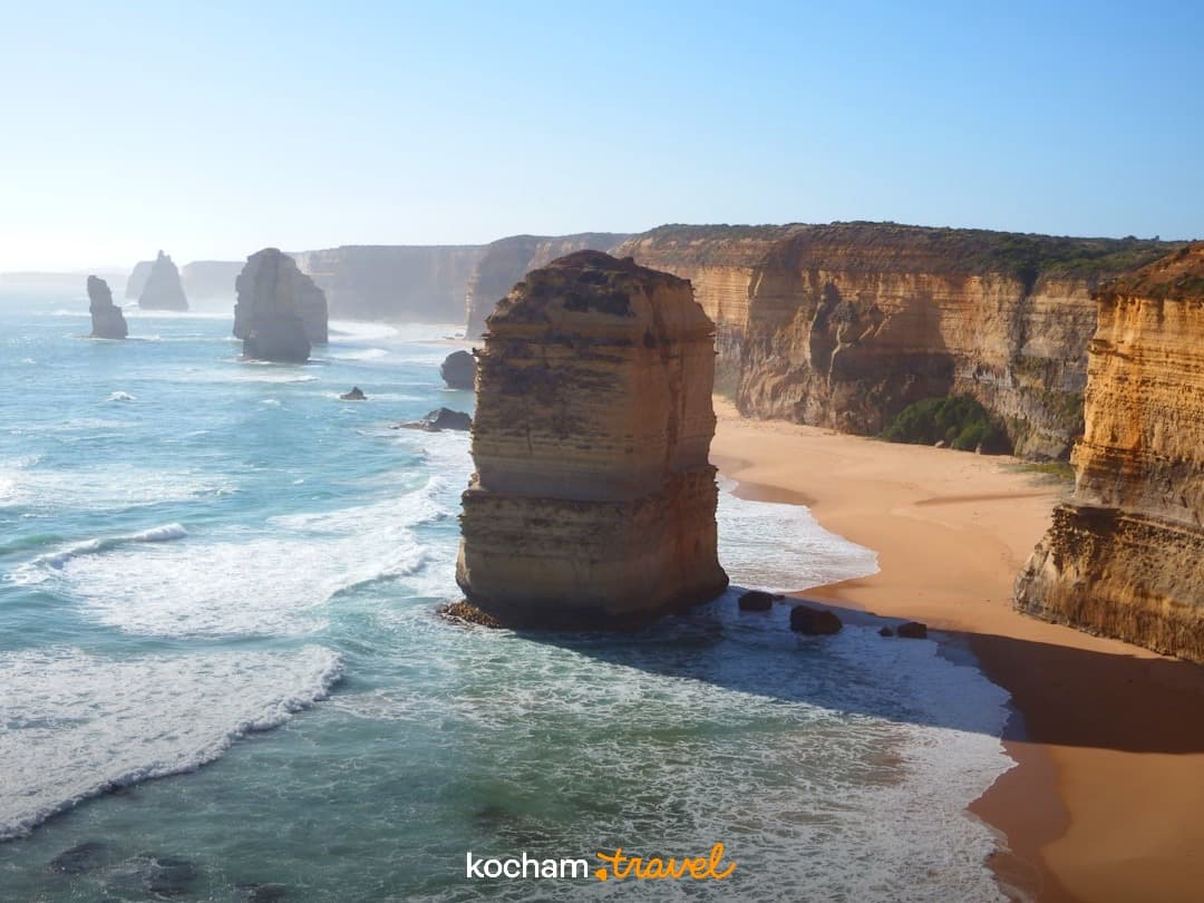 Dwunastu Apostołów, klify, turkusowy ocean, plaża, Wielka Droga Oceaniczna, Australia.