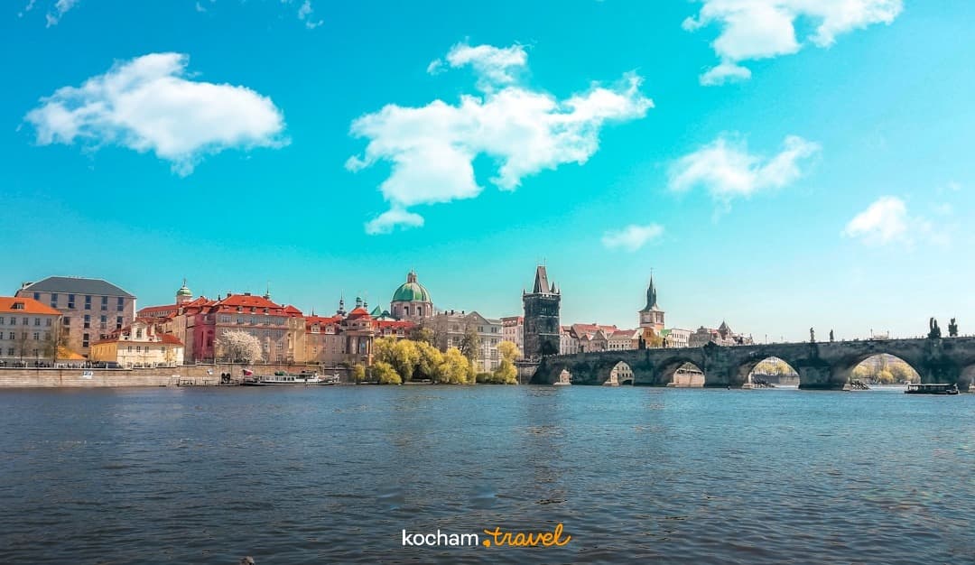 Malownicza panorama Pragi: Most Karola, Wełtawa, zabytki, łabędź.
