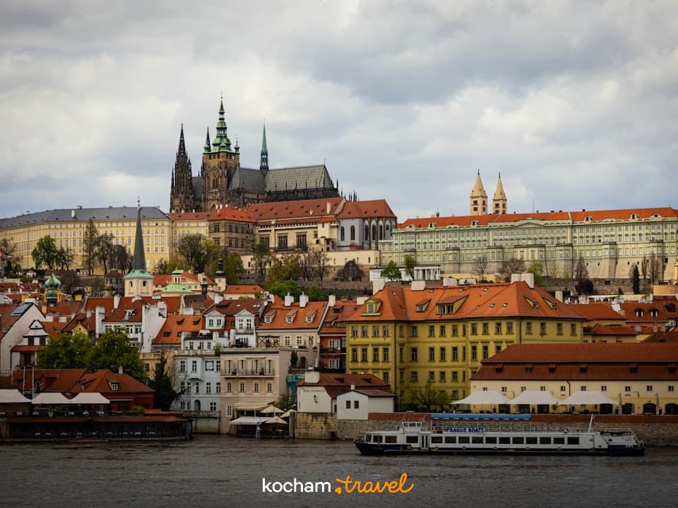 Zamek Praski, Katedra św. Wita, Wełtawa, historyczny widok miasta, łódź wycieczkowa.