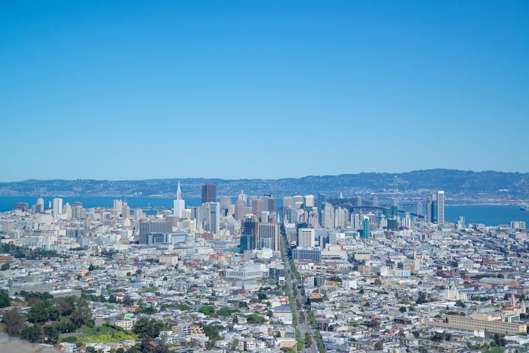 Panoramiczny widok na San Francisco, wieżowce, zatokę i most.