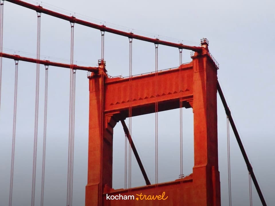 Detal konstrukcji mostu Golden Gate, czerwona wieża i kable.