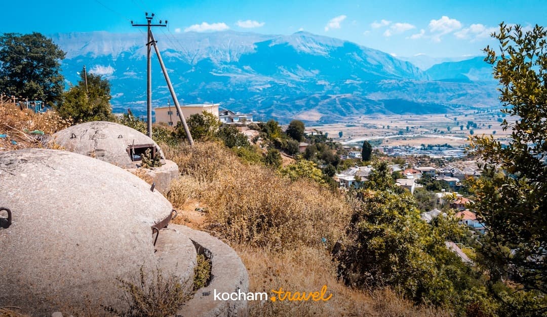 Betonowe bunkry na wzgórzu, panorama doliny, góry, Albania, słoneczny dzień.