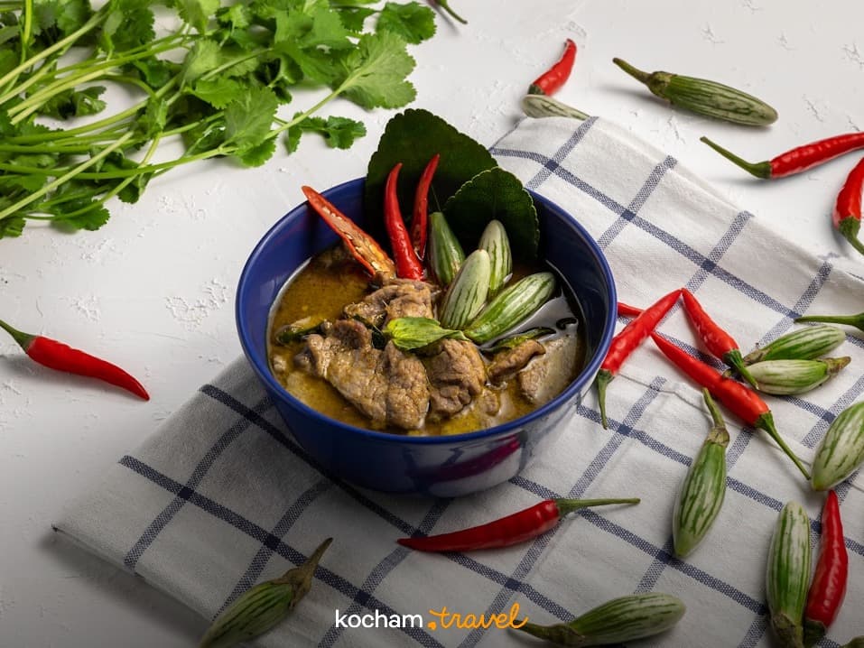 Miska zielonego curry z mięsem, chili i bakłażanami.