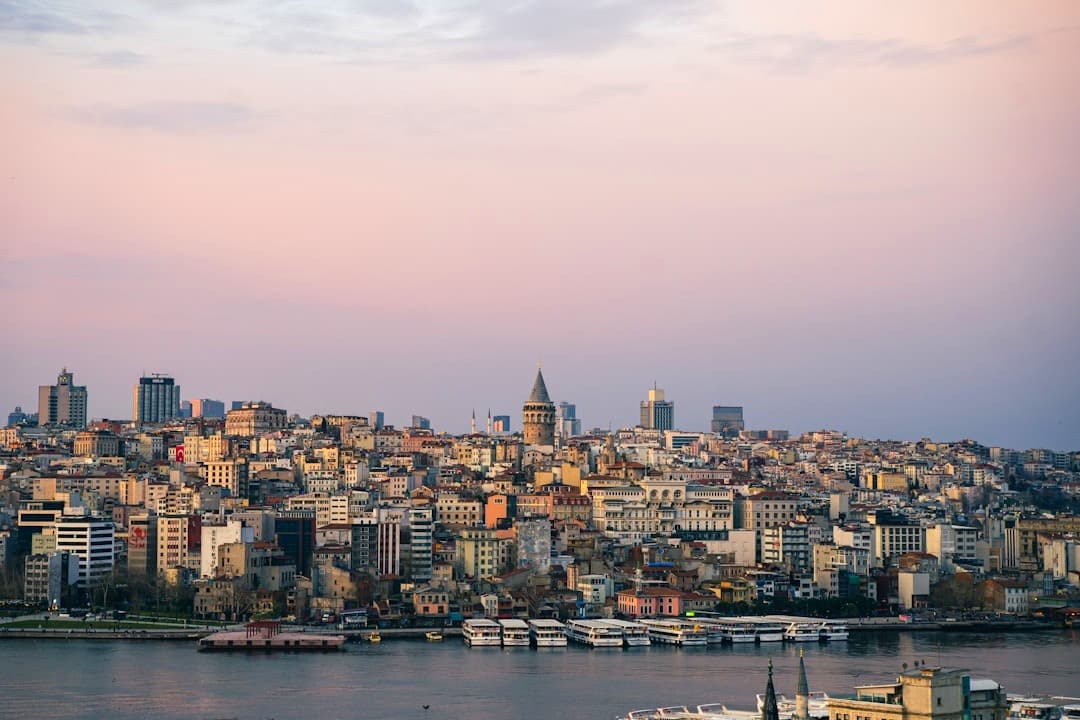 Panorama Stambułu z Wieżą Galata o zachodzie słońca nad Bosforem.
