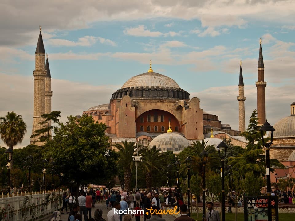 Hagia Sophia, minarety, kopuła, plac, tłum turystów, Stambuł.