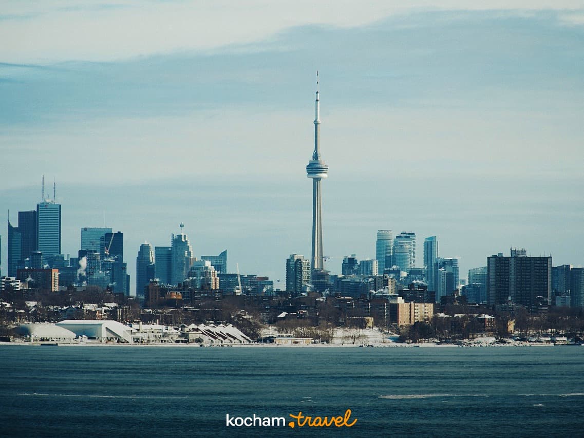 Zimowa panorama Toronto, Wieża CN nad jeziorem, budynki miasta.