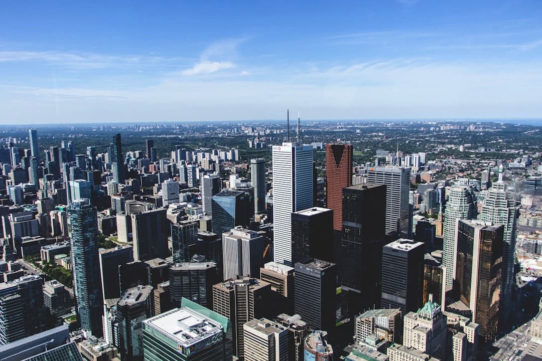 Miejska panorama Toronto, nowoczesne drapacze chmur, słoneczny dzień.