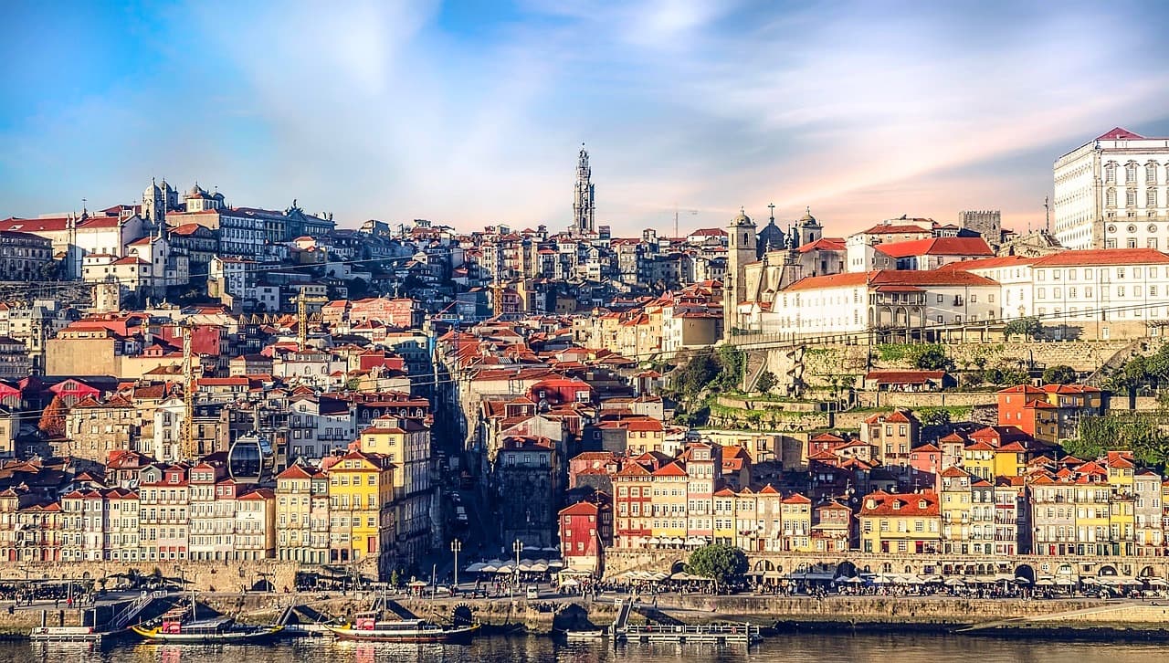 Panorama Porto, Portugalia, kolorowe historyczne budynki nad rzeką Douro.
