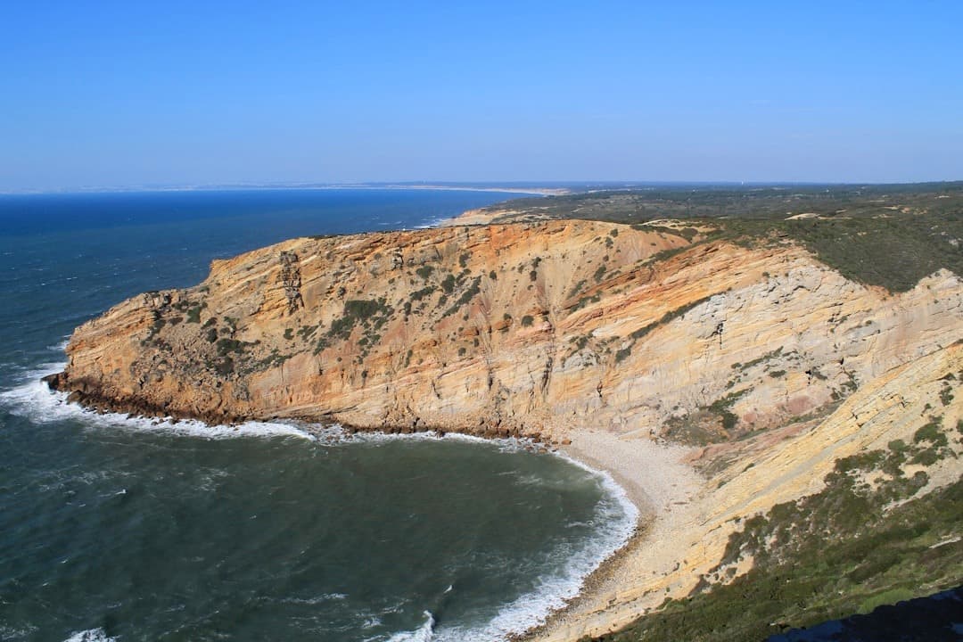 Malownicze klify, ocean i kamienista plaża w zatoce