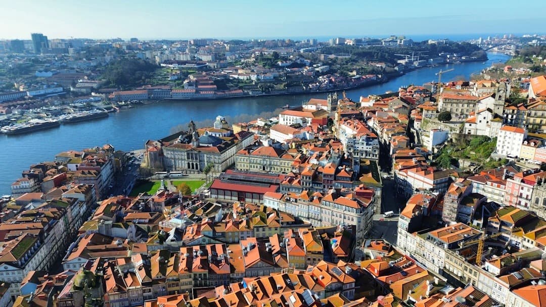 Panoramiczny widok Porto, Portugalia: rzeka Douro, historyczne centrum, czerwone dachy.