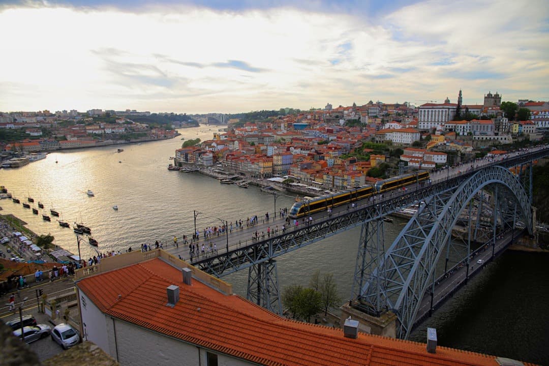 Panoramiczny widok na most Dom Luís I, rzekę Douro, Porto.