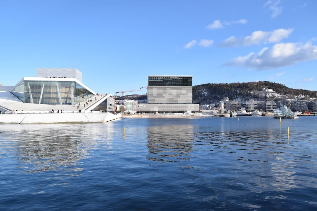 Nowoczesne budynki Opery i Muzeum Muncha nad wodą w Oslo.