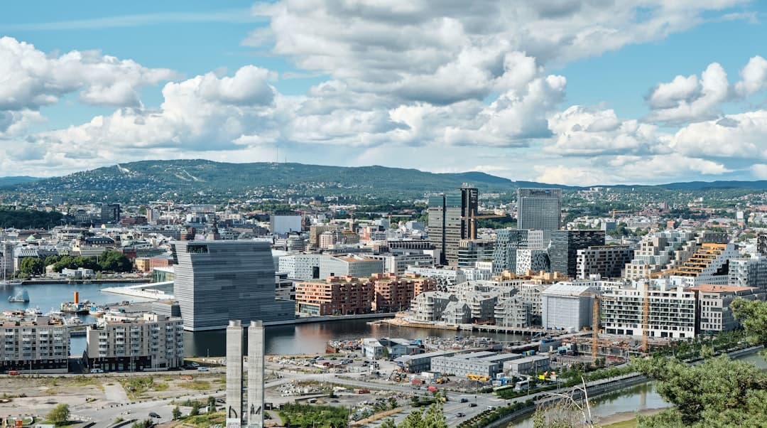 Panorama miasta Oslo, Norwegia, z nowoczesną architekturą i nabrzeżem.