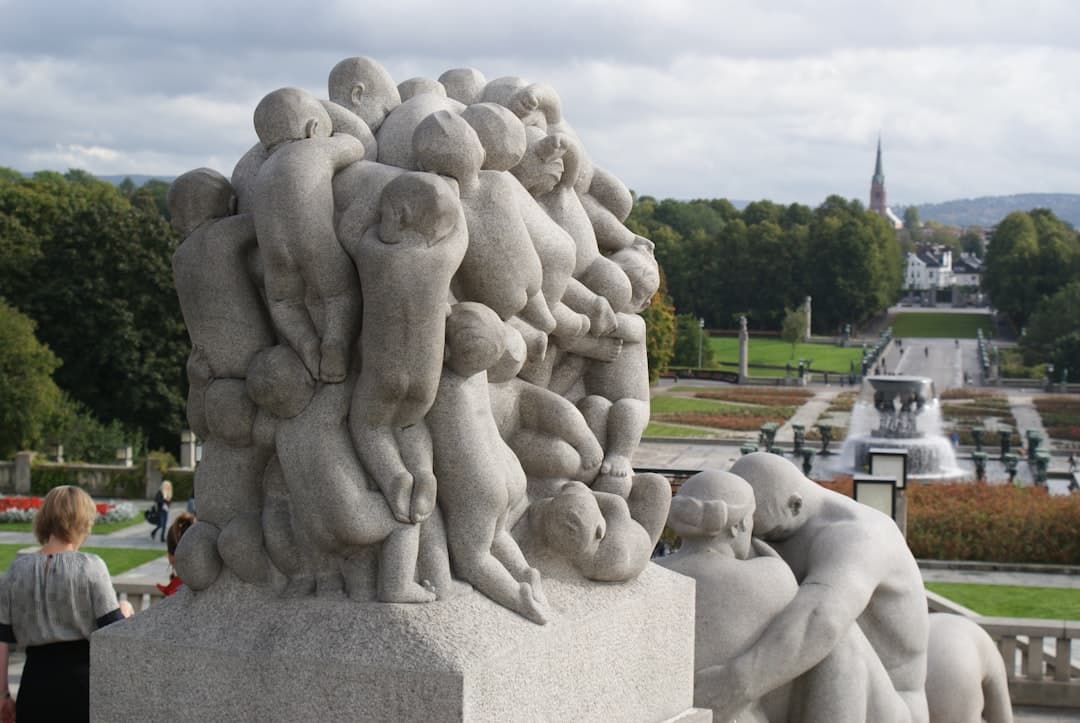 Monumentalna granitowa rzeźba Monolit, splecione postaci ludzkie, Park Vigelanda.