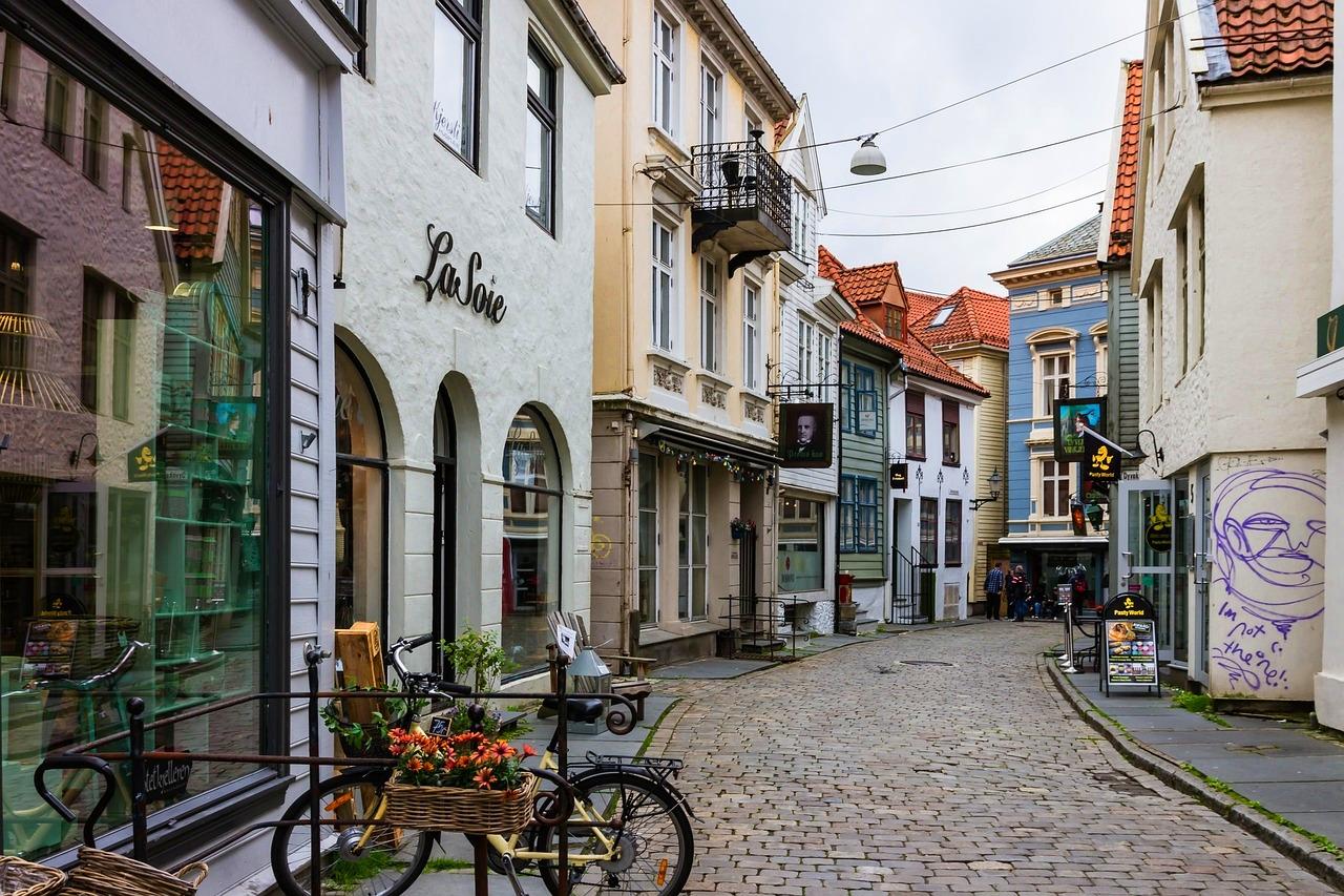 Urokliwa brukowana ulica z kolorowymi budynkami i rowerem, scena miejska.