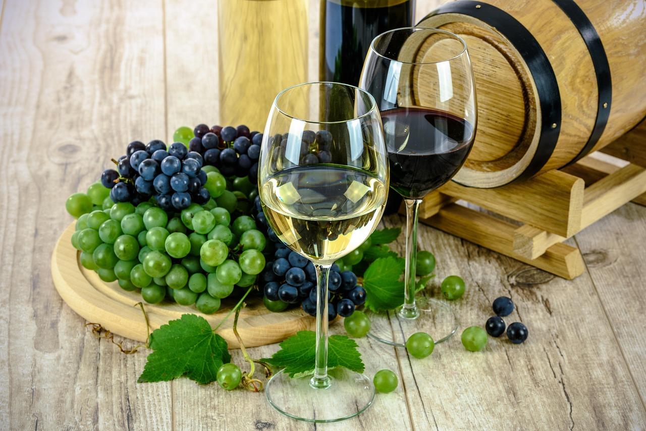 Wino białe i czerwone, winogrona, butelki, beczka dębowa.