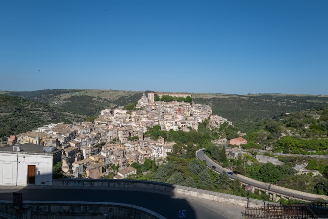 Malownicze miasto Ragusa Ibla na sycylijskim wzgórzu z drogą.