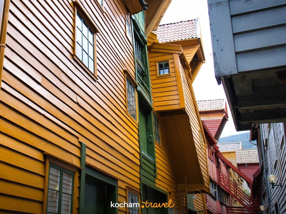 Zabytkowe, kolorowe drewniane budynki w wąskiej uliczce, architektura.