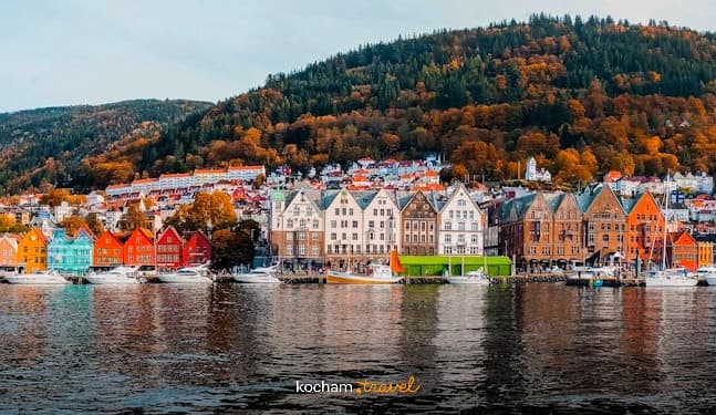 Bergen, Norwegia: kolorowe zabytkowe domy nad wodą, jesienne góry.