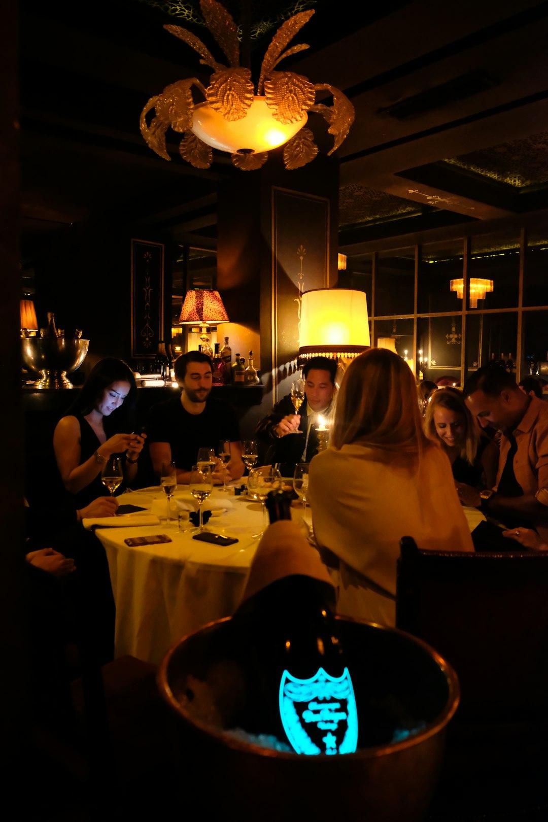Przyjaciele piją szampana Dom Pérignon w luksusowej, eleganckiej restauracji.