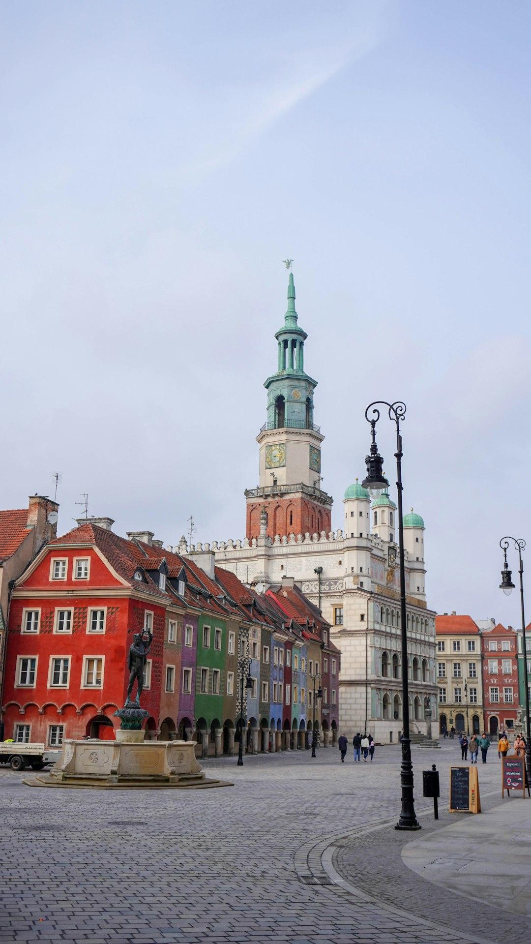 Poznański Stary Rynek z Ratuszem, kolorowymi kamienicami i fontanną Prozerpiny