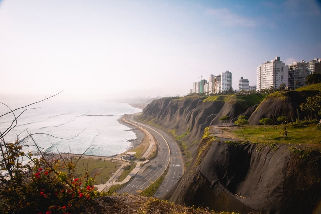 Klify Miraflores w Limie, droga nad oceanem i miejskie wieżowce.