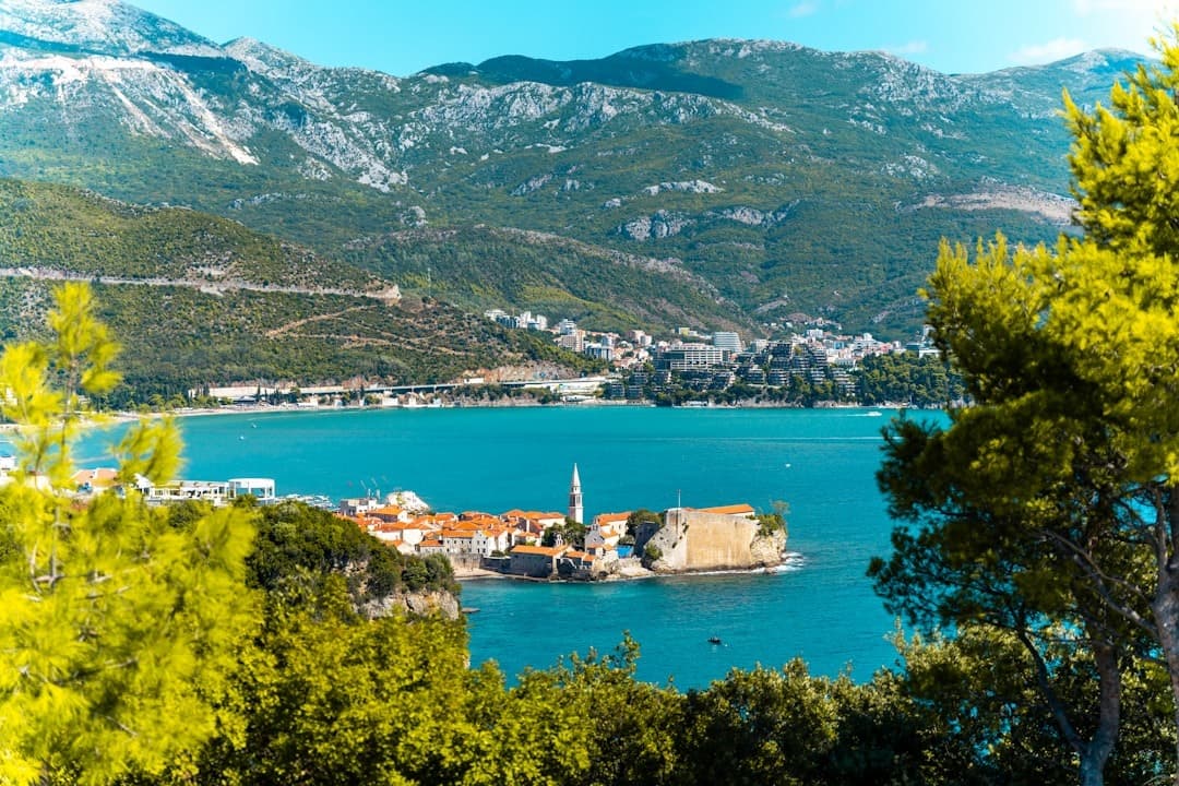 Malownicze stare miasto Budva, turkusowe morze, zielone góry.