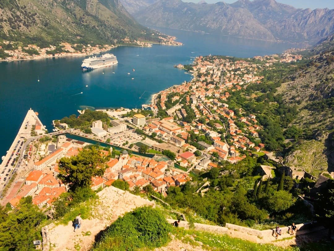 Kotor, Czarnogóra: panoramiczny widok na zatokę, miasto i góry.
