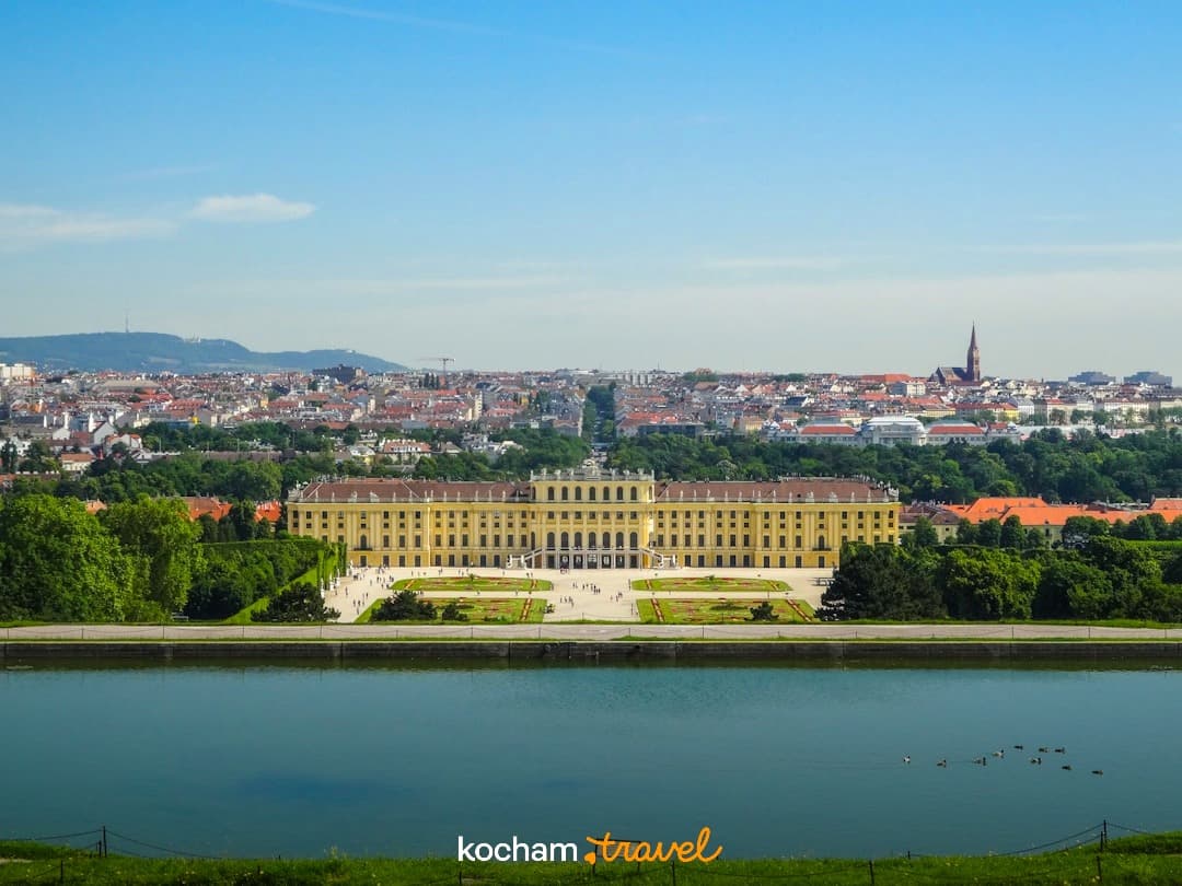 Pałac Schönbrunn Wiedeń, panoramiczny widok miasta i ogrodów, błękitne niebo
