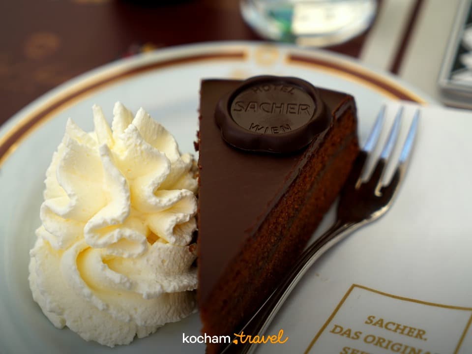 Klasyczny tort Sacher z bitą śmietaną, Hotel Sacher Wiedeń