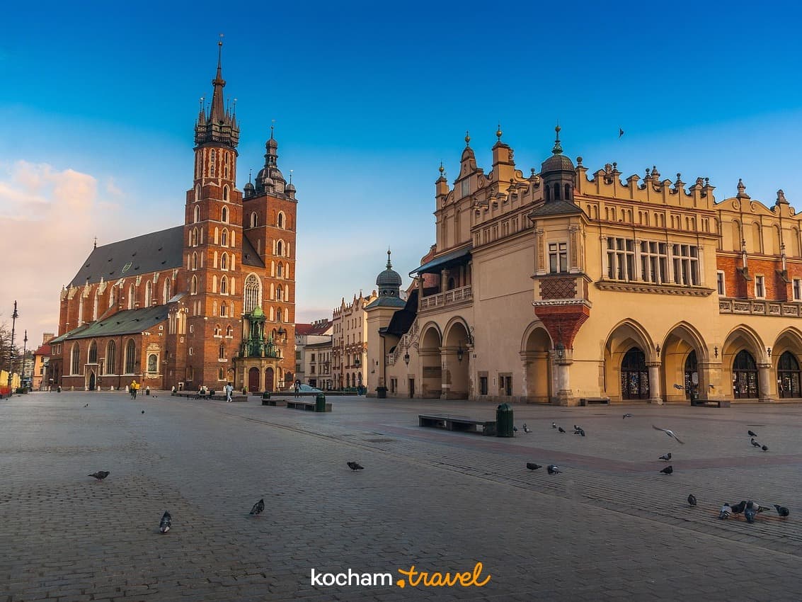 Krakowski Rynek Główny, Kościół Mariacki i Sukiennice, historyczna architektura, Polska