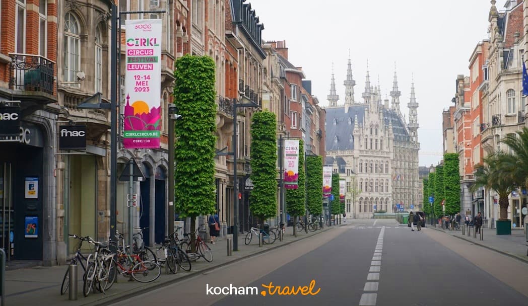 Ulica w Leuven z ratuszem i plakatami festiwalu cyrkowego CIRKL 2023.