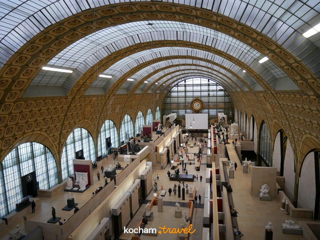 Wnętrze Muzeum Orsay w Paryżu, architektura, sztuka, przeszklony dach, zwiedzający.