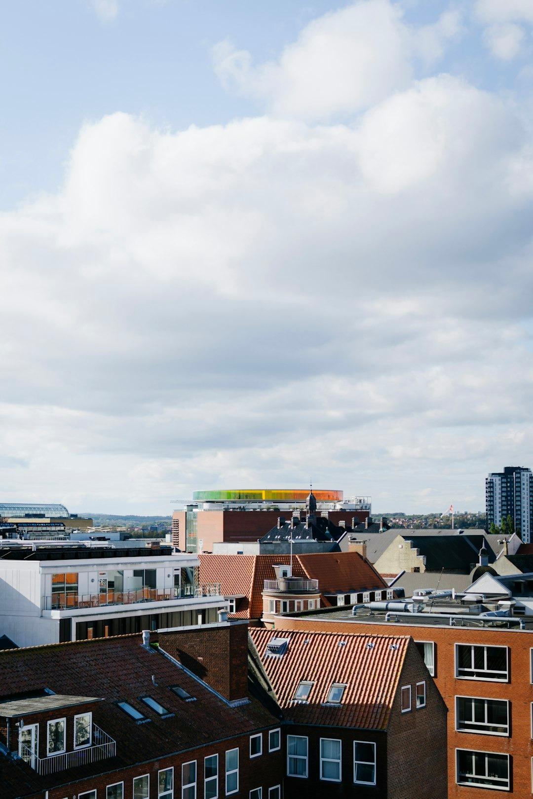 Aarhus, Dania: miejska panorama, czerwone dachy, tęczowy most.